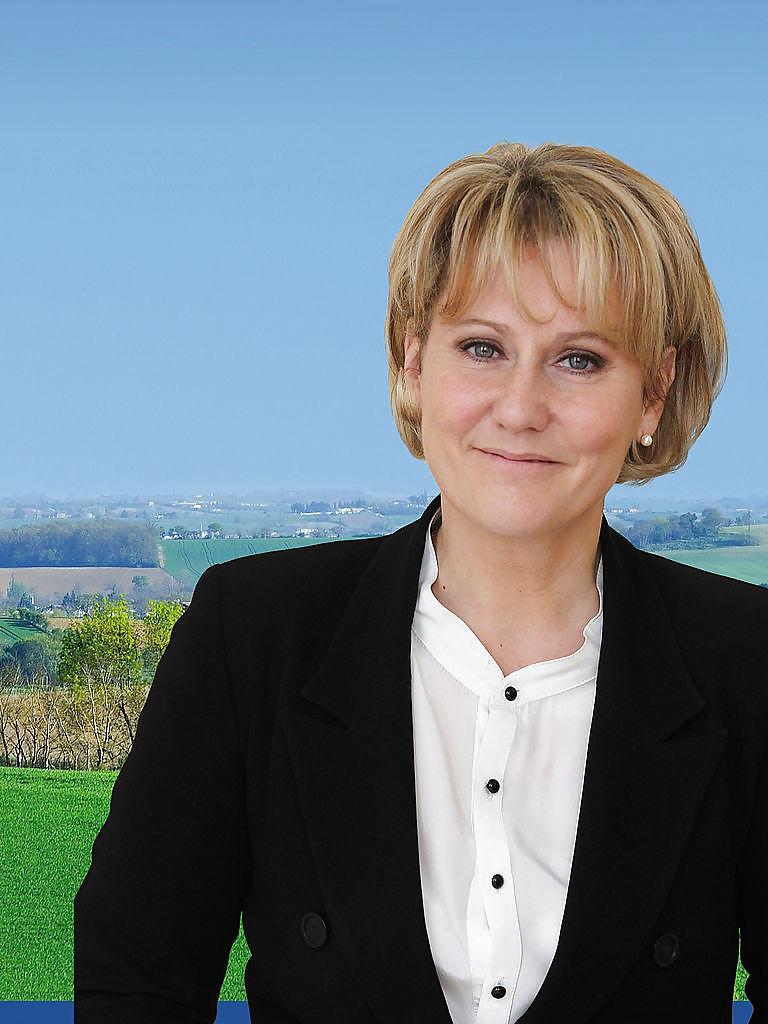 25P I love jerking off to Conservative Nadine Morano