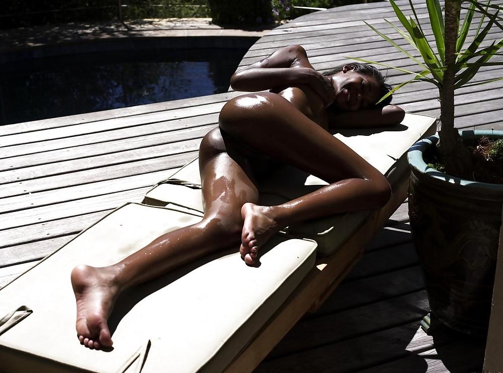 25P Naomi - sunbathing