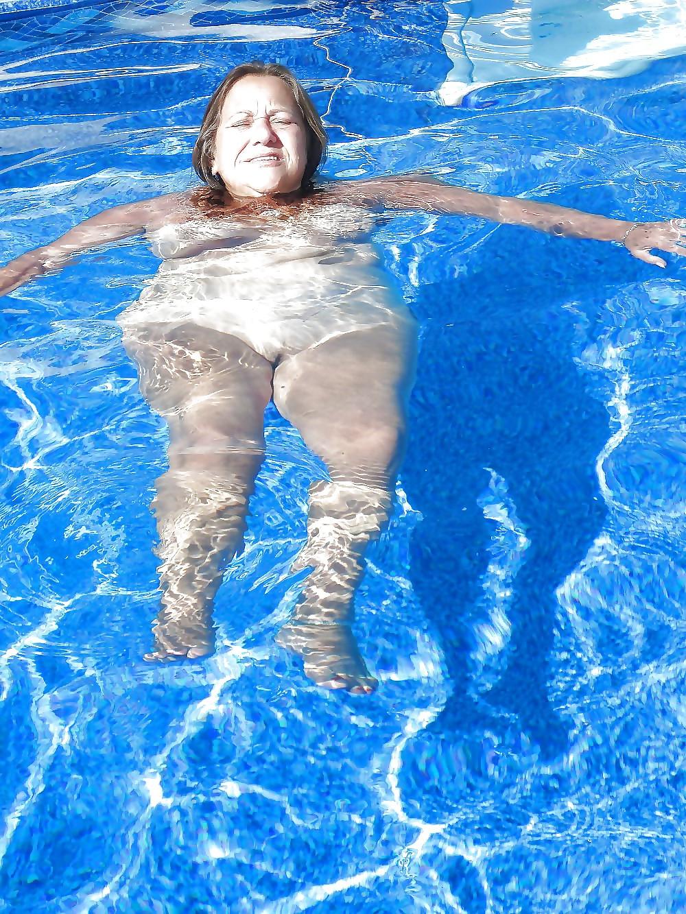 10P My beautiful friend Lucy in the Pool