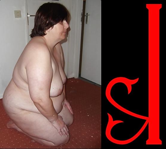 25P Naked posing in slave