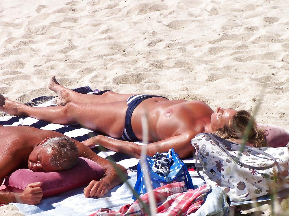 25P Nice gilf topless