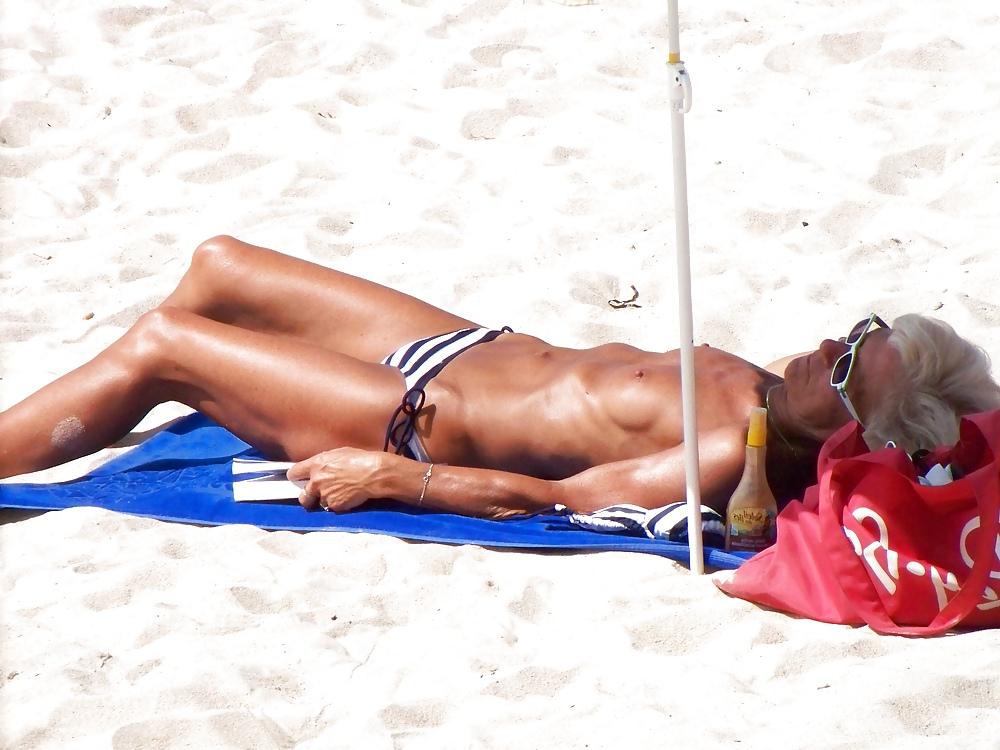 25P Nice gilf topless
