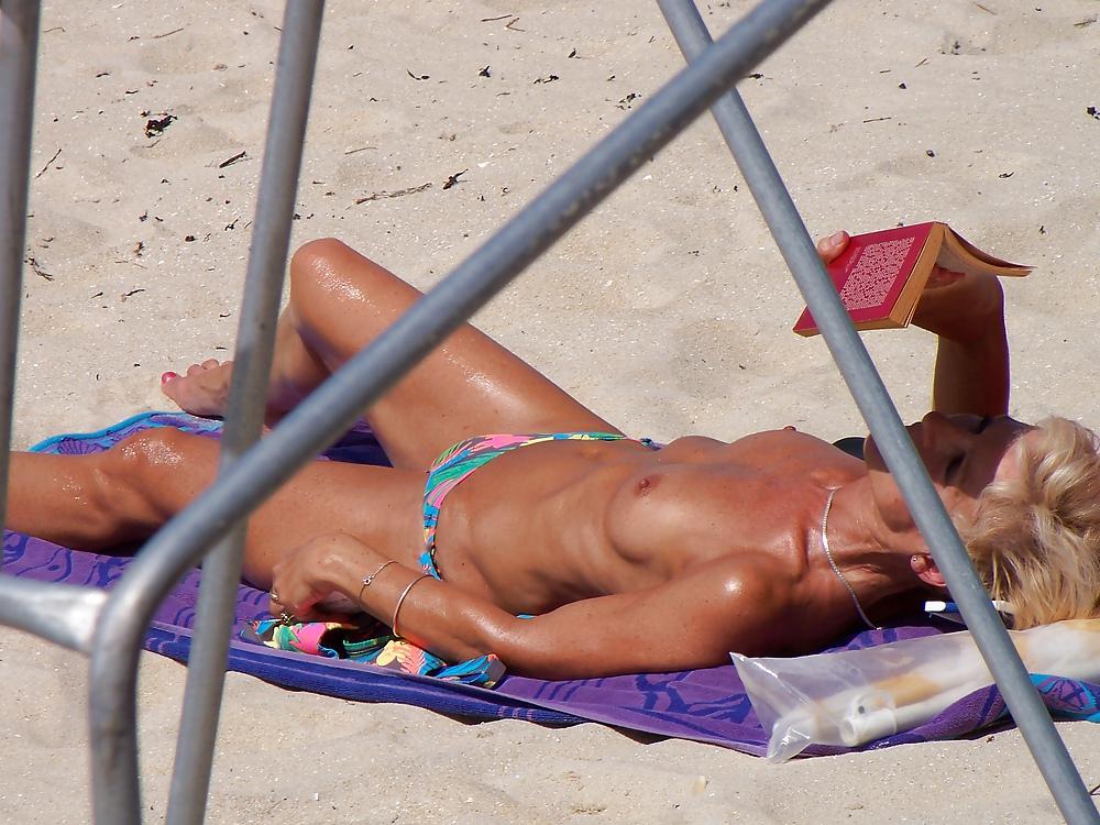 25P Nice gilf topless