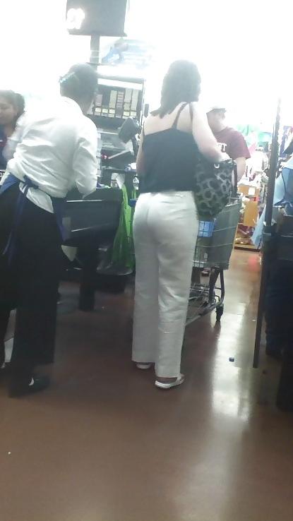 7P Candid NON PORN  mom in supermarket
