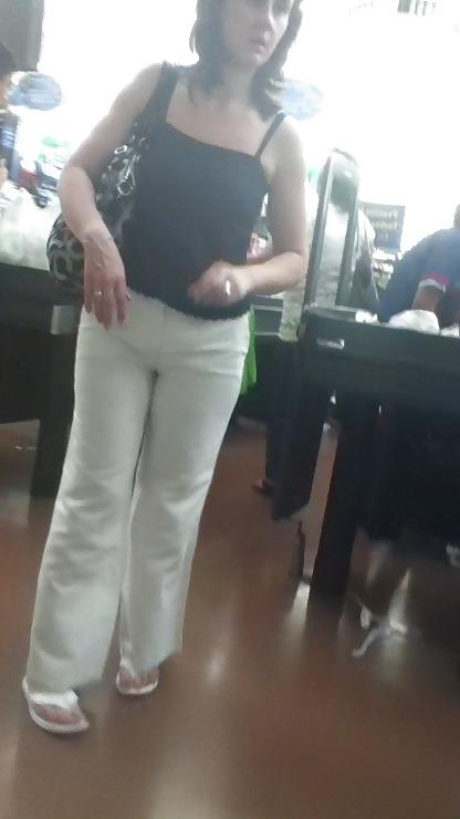 7P Candid NON PORN  mom in supermarket