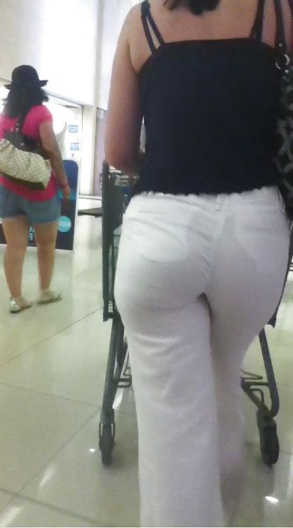 7P Candid NON PORN  mom in supermarket