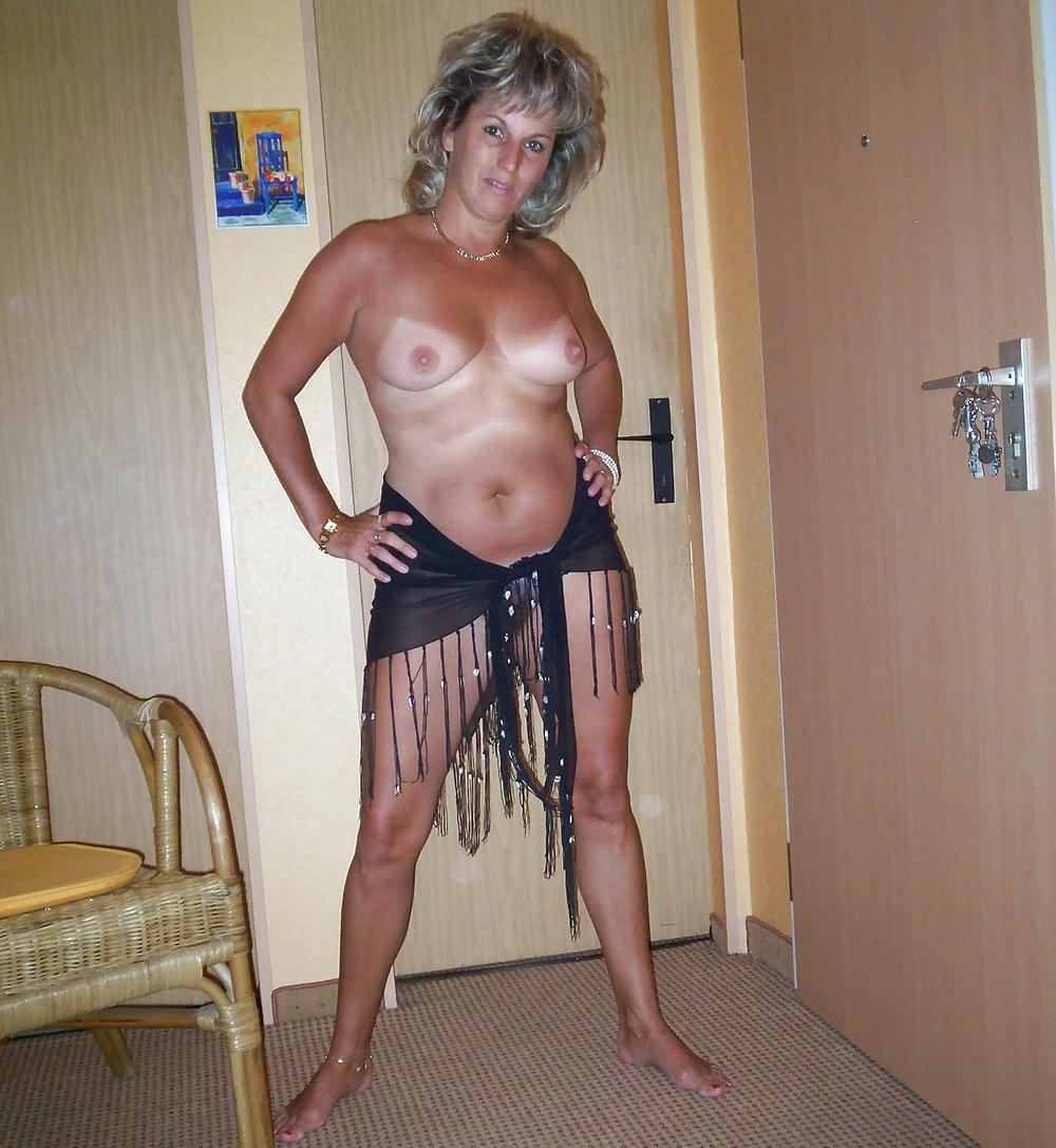 24P Sexy Blonde Milf