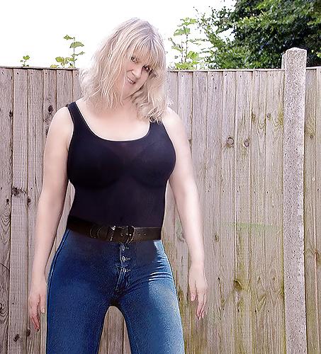 25P Sexy legs and tits milf