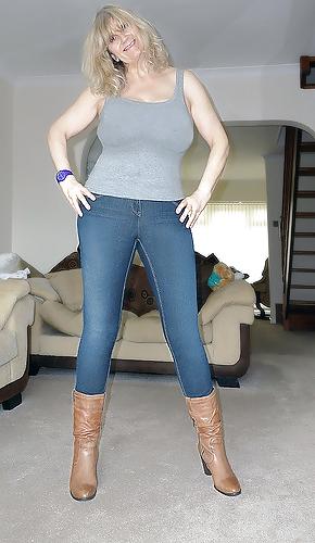 25P Sexy legs and tits milf