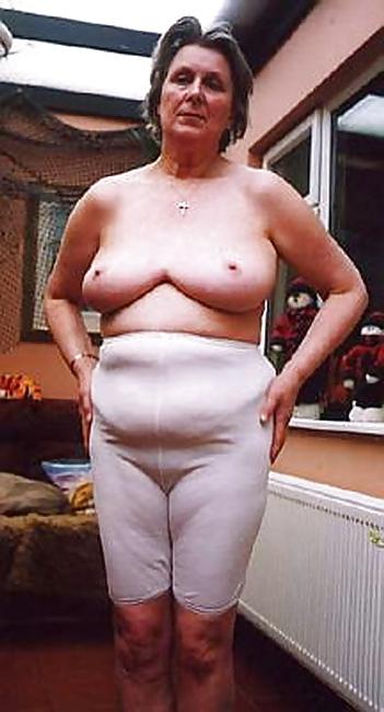 22P Mature ladies in knickers!