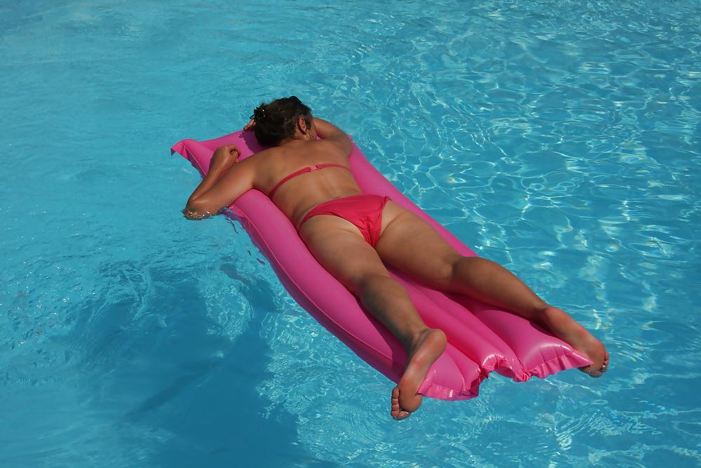 9P Bronzette dans la piscine