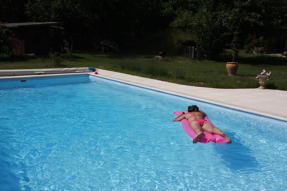 9P Bronzette dans la piscine