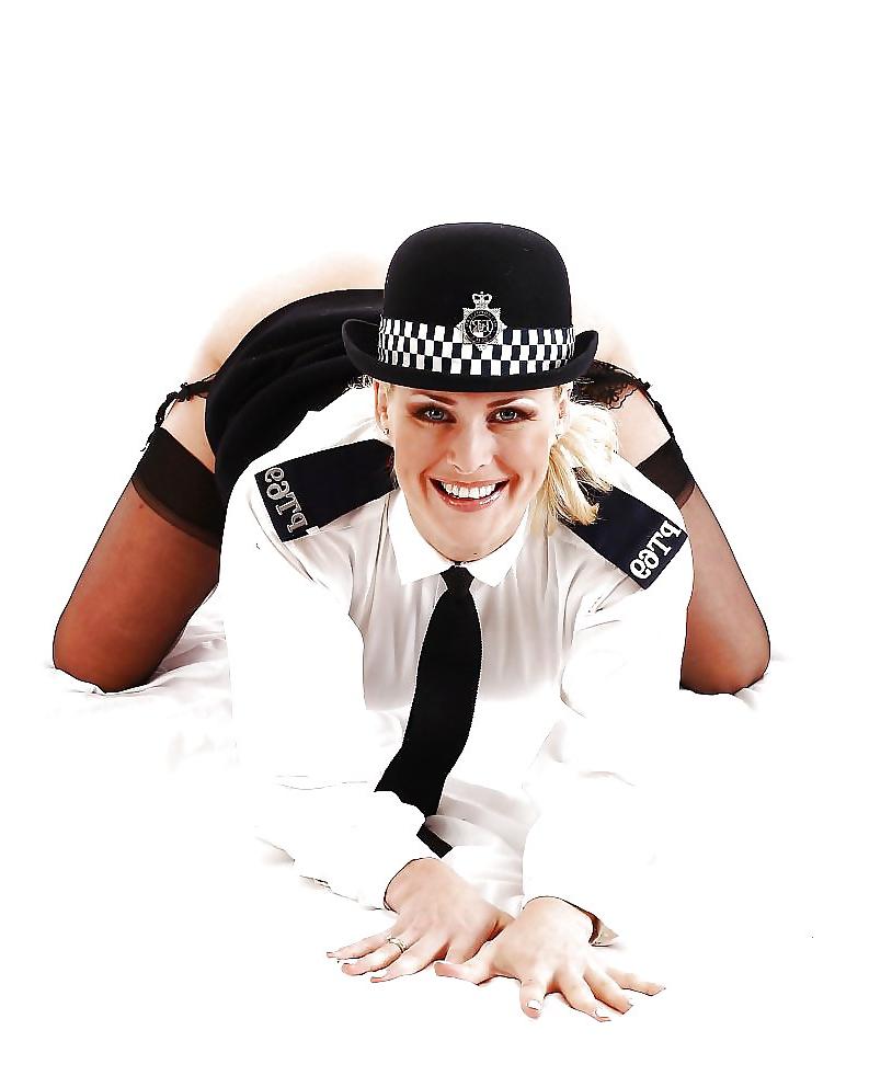 25P Police lookin for my face lost under some hot ass