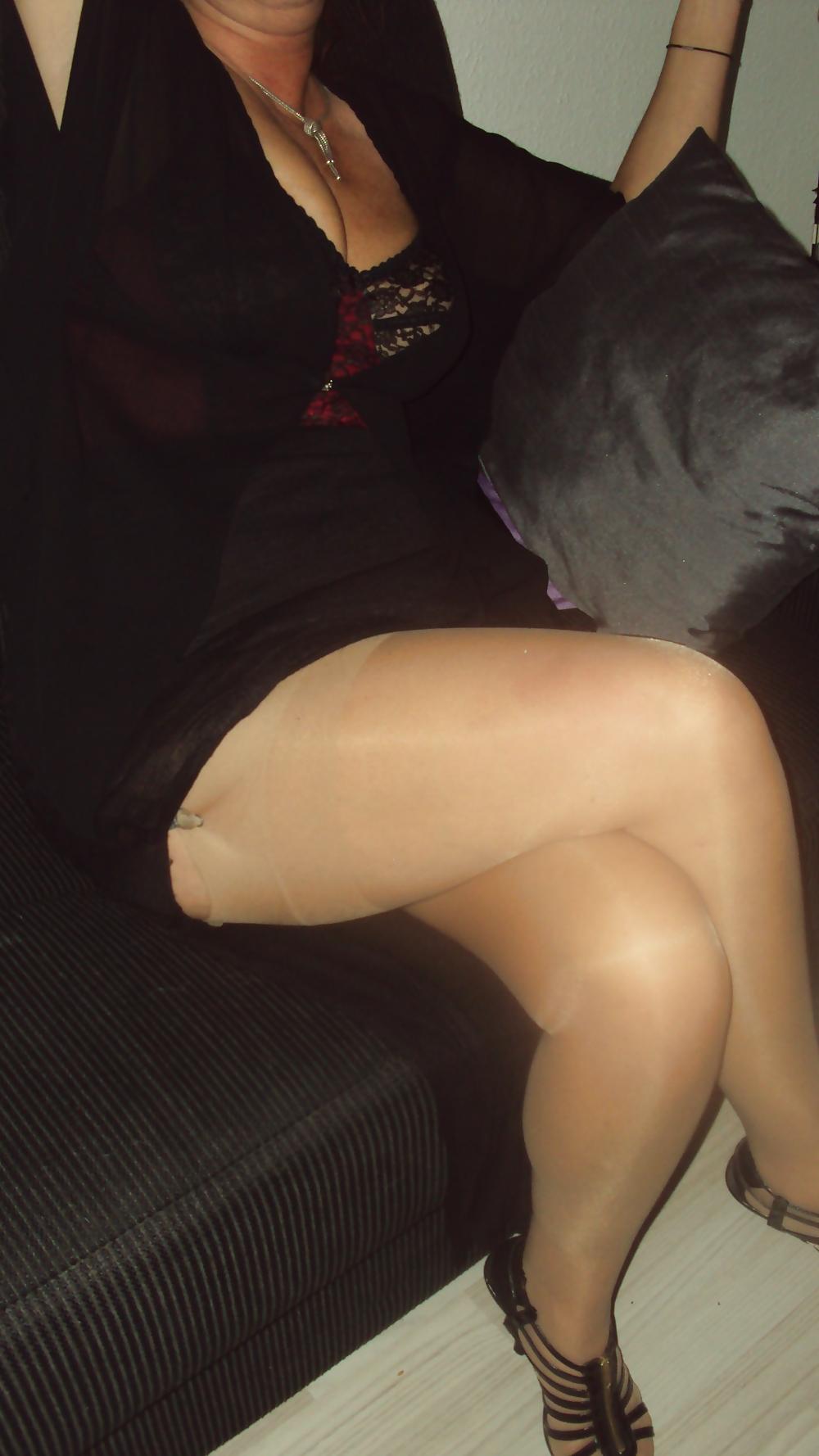 25P Wife posing in sexy stockings friday night