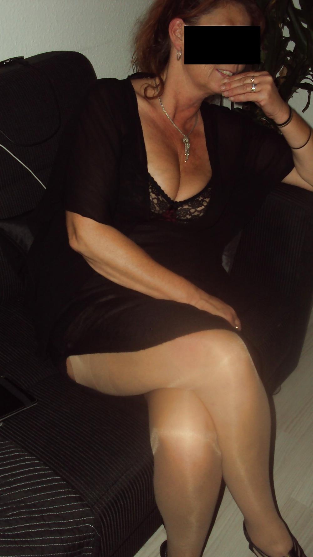 25P Wife posing in sexy stockings friday night