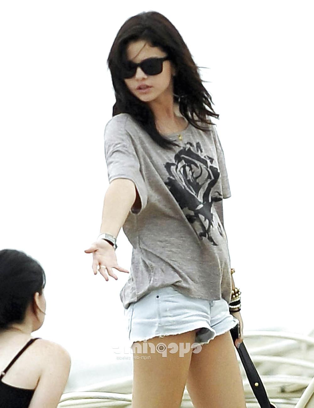 25P Selena Gomez Oops 