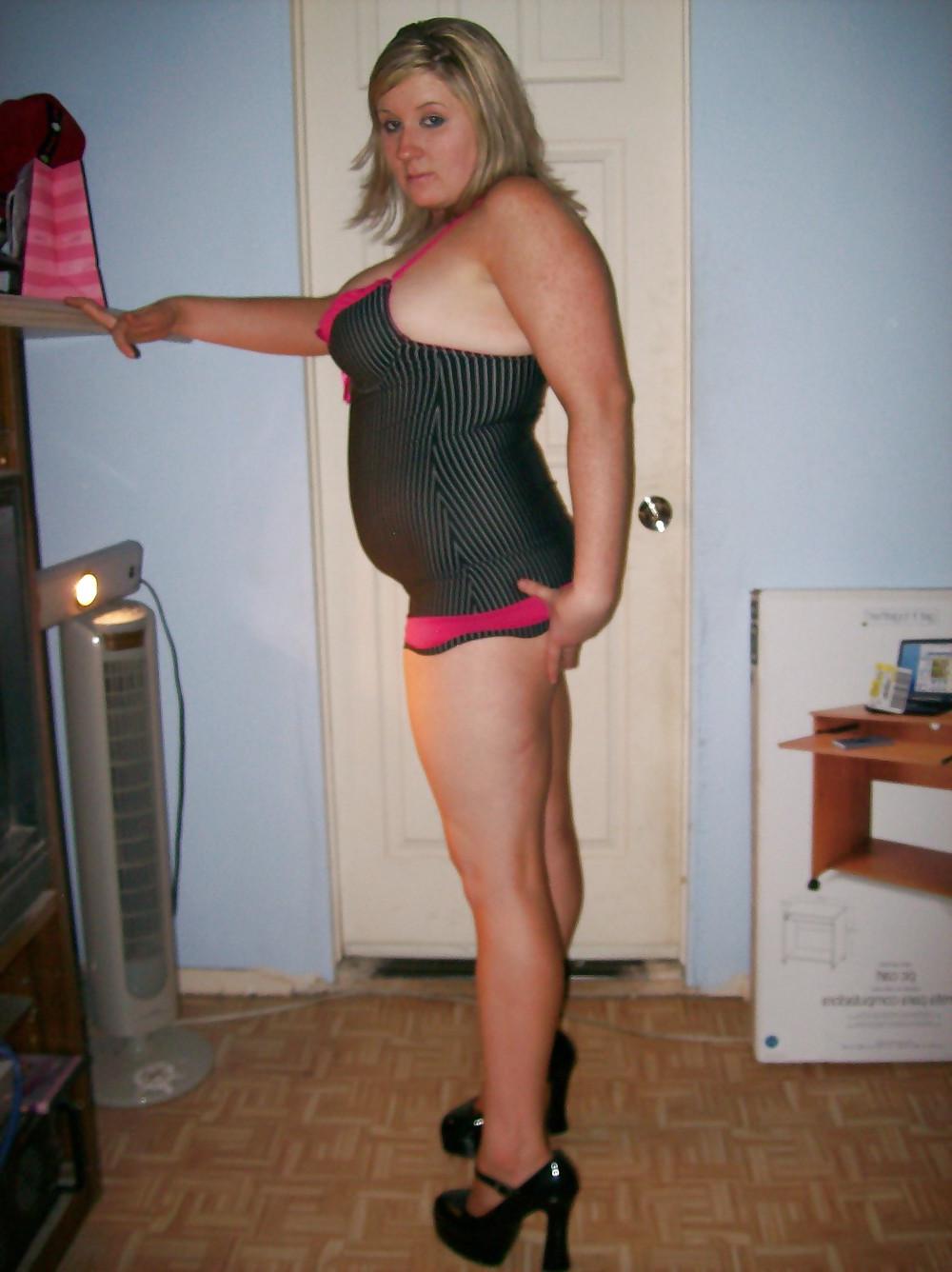 25P Cuvy Blonde Posing