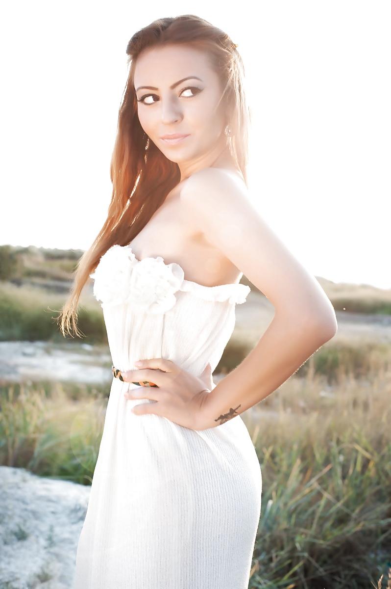 22P ROMANIAN CELEBRITY SINGER GIULIA 