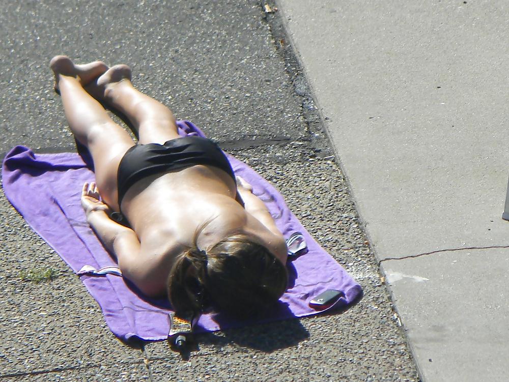 25P Teen flashes her titties sunbathing