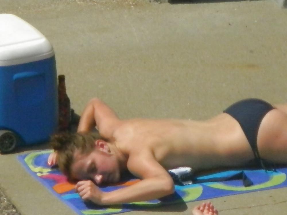 25P Teen flashes her titties sunbathing