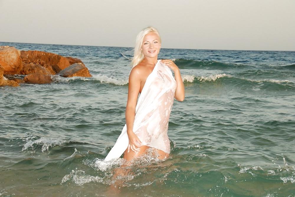 17P Pretty Moscow Dancer Yulia - Part 1 (Nude Beach) 