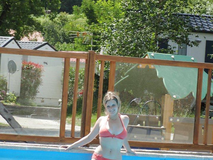 19P Laetitia C a la piscine (une ex)
