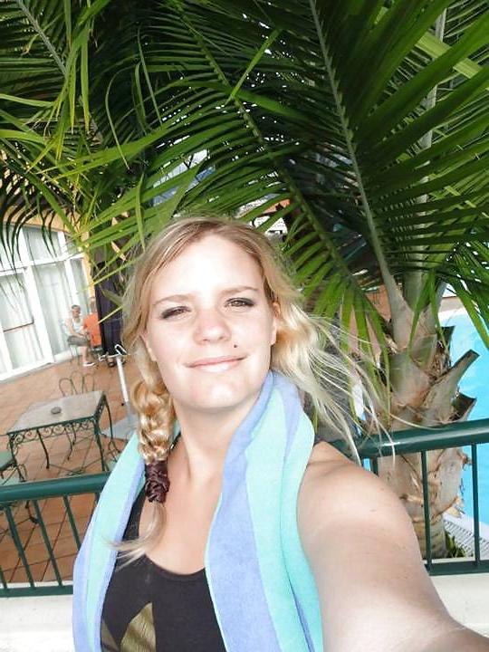 19P Laetitia C a la piscine (une ex)
