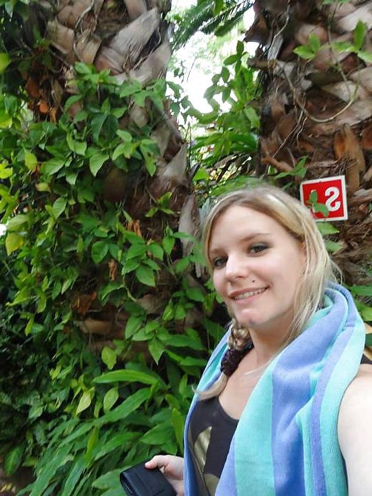 19P Laetitia C a la piscine (une ex)