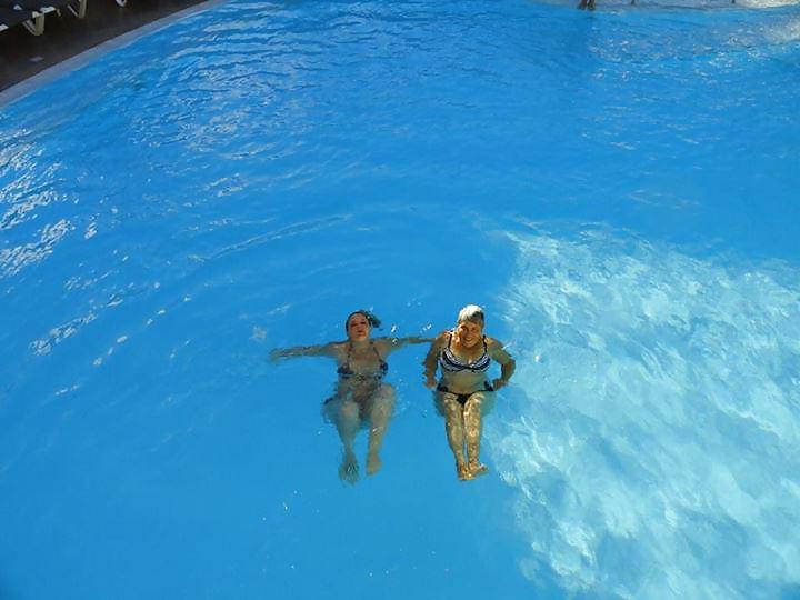 19P Laetitia C a la piscine (une ex)