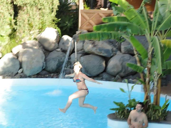 19P Laetitia C a la piscine (une ex)
