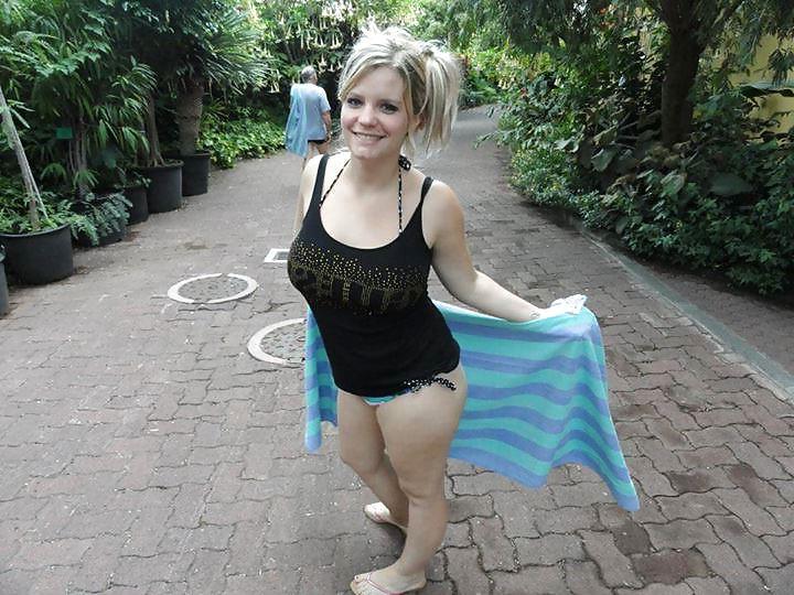 19P Laetitia C a la piscine (une ex)