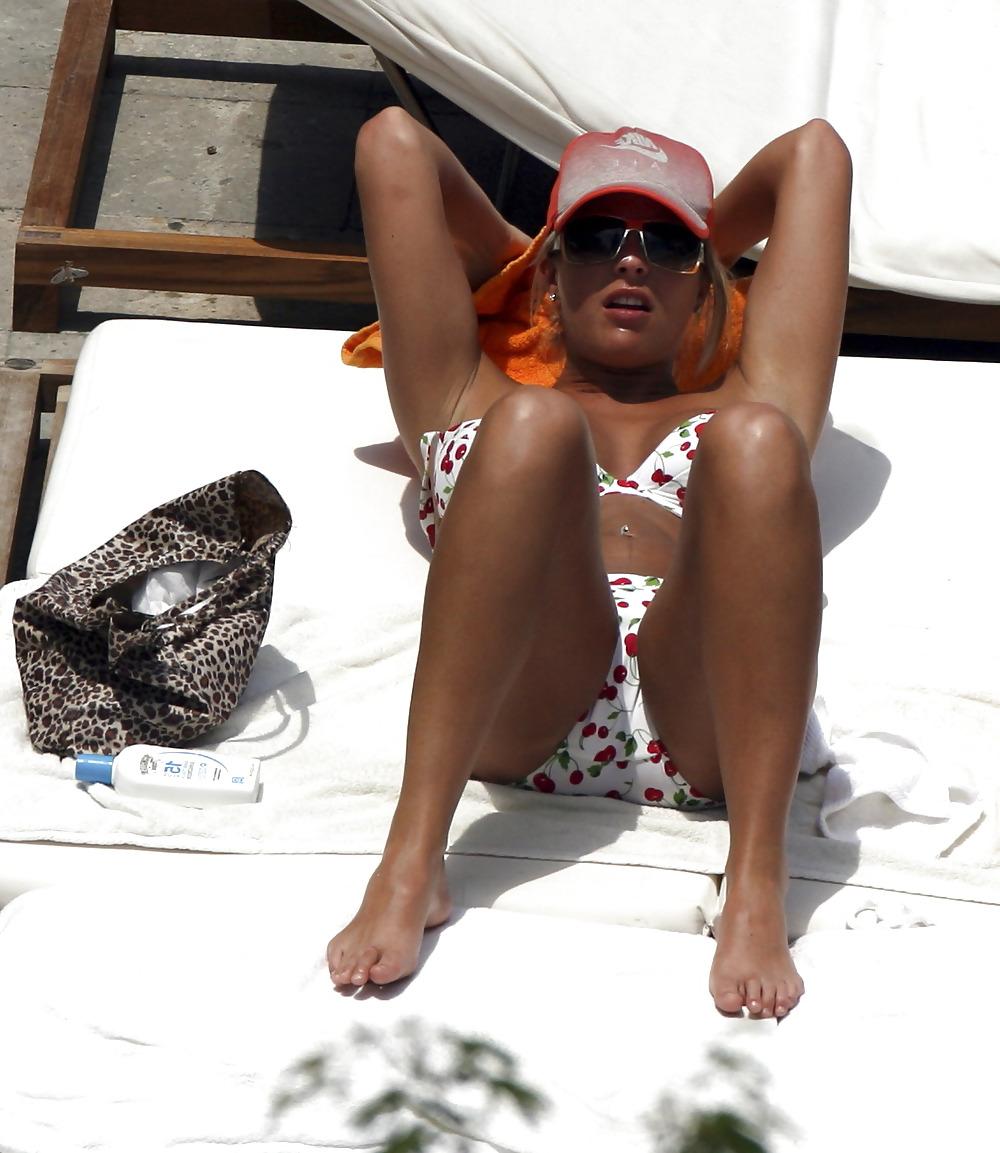 25P Gemma Atkinson Bikini-Schnappschuss am Pool in Miami