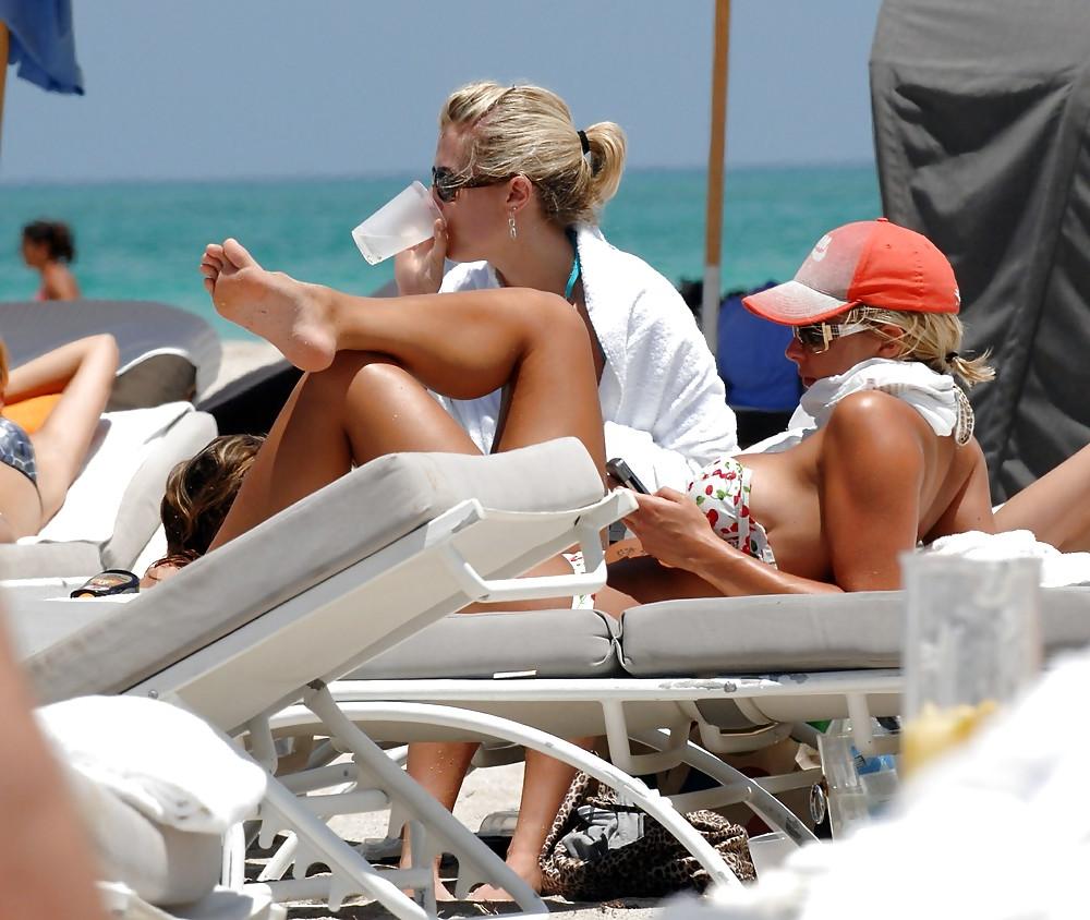 25P Gemma Atkinson Bikini-Schnappschuss am Pool in Miami