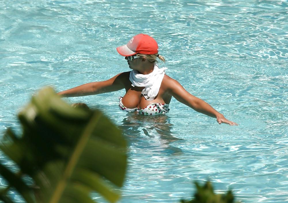 25P Gemma Atkinson Bikini-Schnappschuss am Pool in Miami