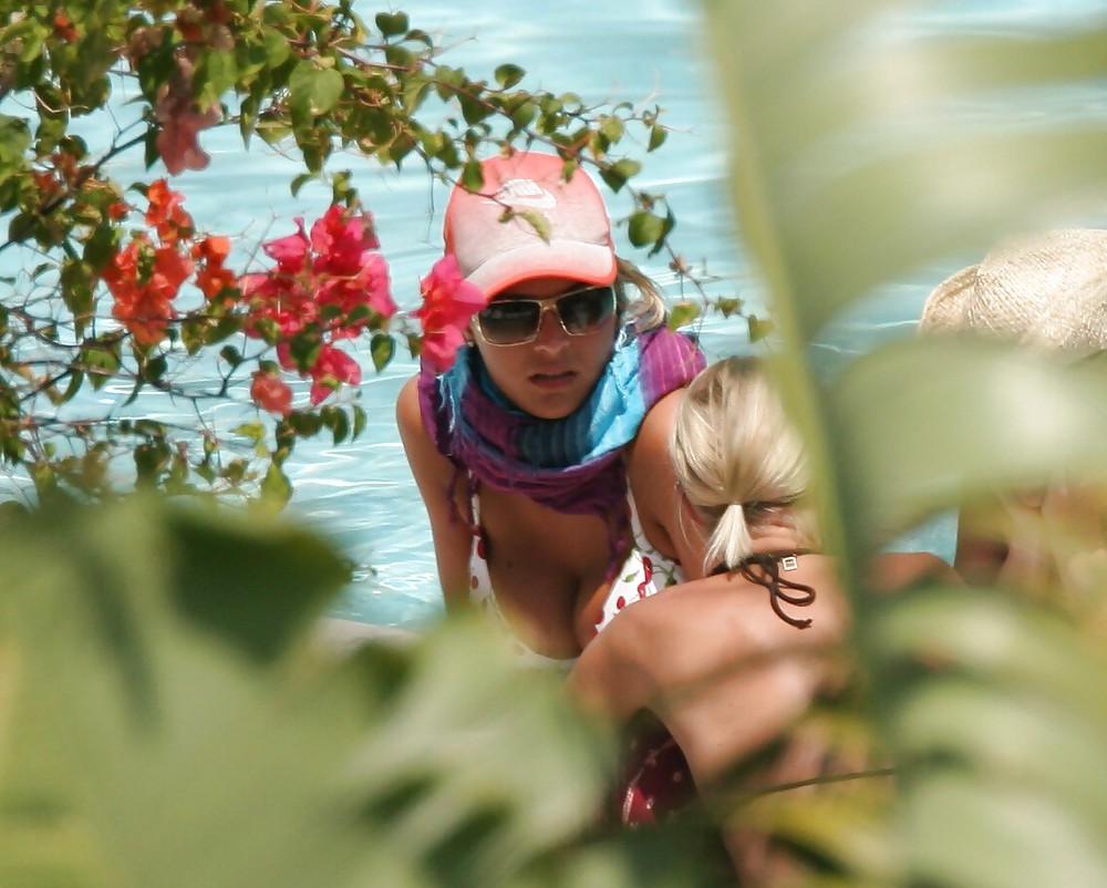 25P Gemma Atkinson Bikini-Schnappschuss am Pool in Miami
