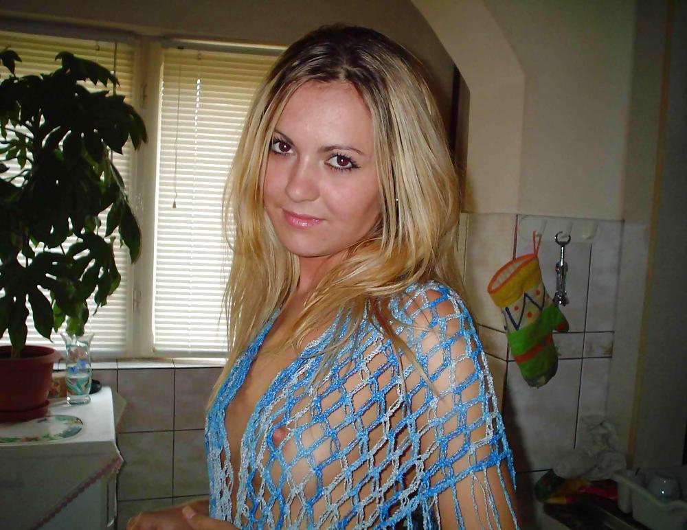 20P BLONDE TEEN POSING