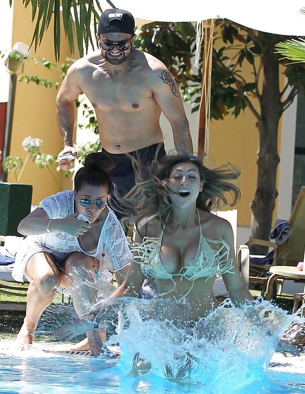 11P Busty model Luisa Zissman in the pool