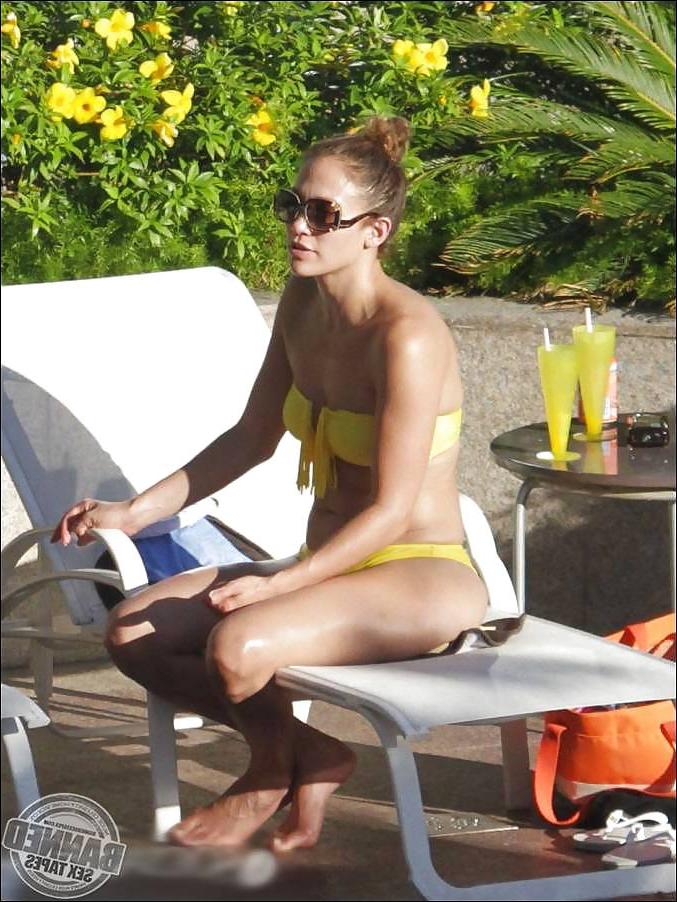 16P Celebrity upskirt