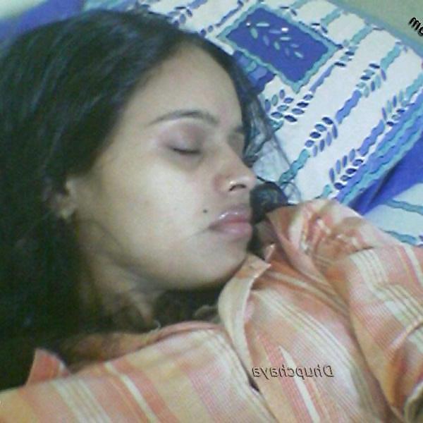 5P Innocent indian girlfriend on field 