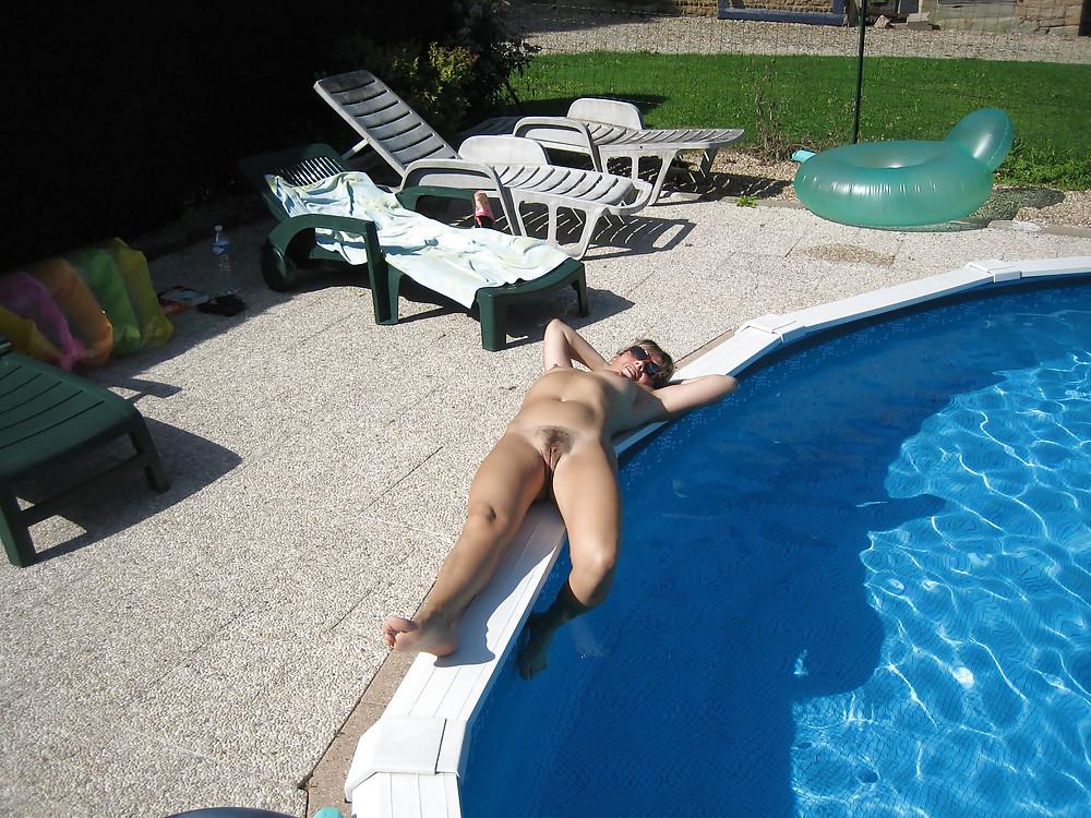 17P Nue a la piscine