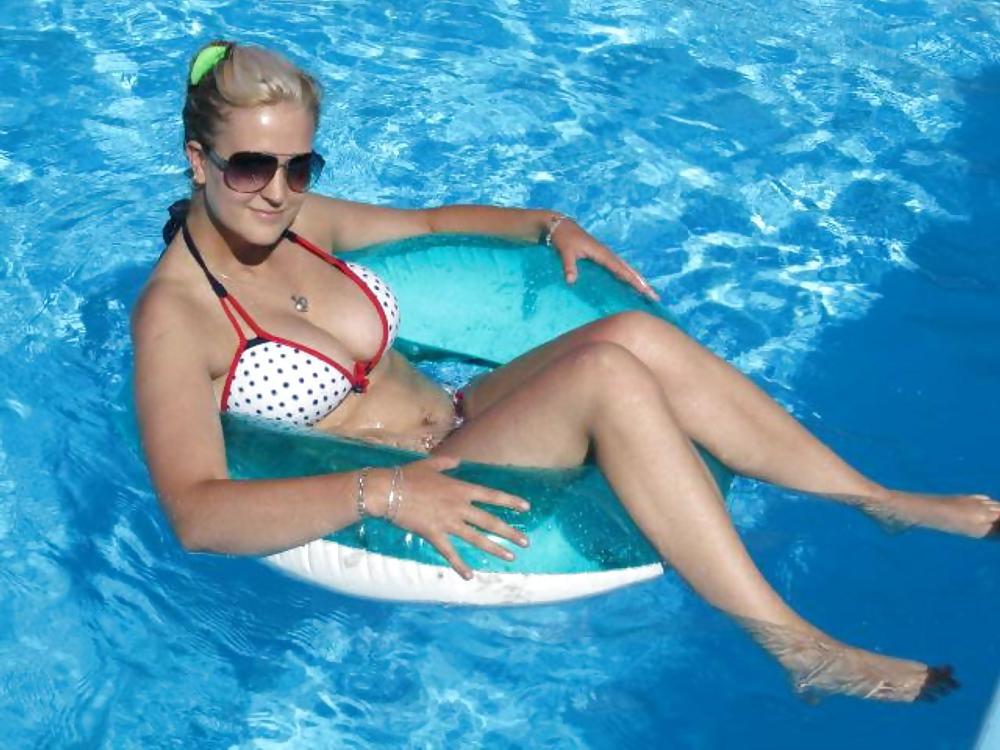 25P Heiße Teenager schwimmen und posieren