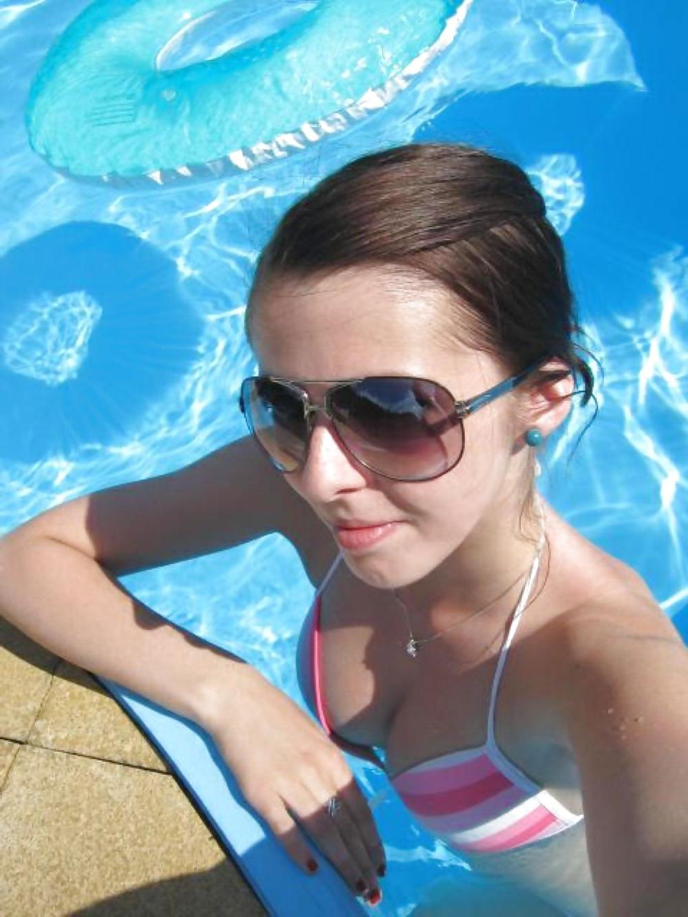 25P Heiße Teenager schwimmen und posieren