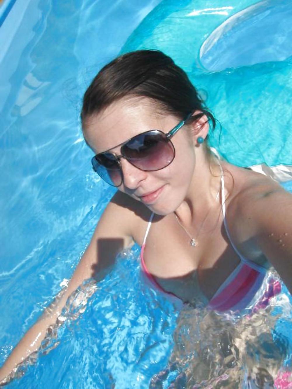 25P Heiße Teenager schwimmen und posieren