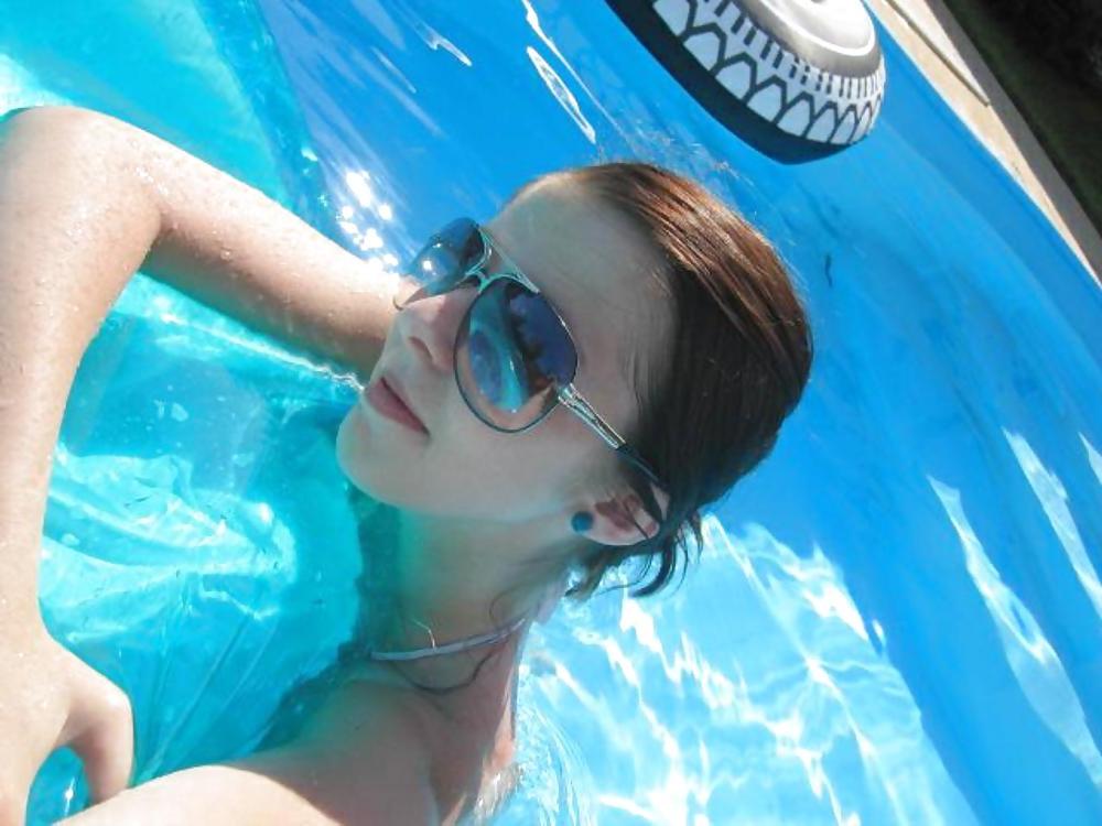 25P Heiße Teenager schwimmen und posieren