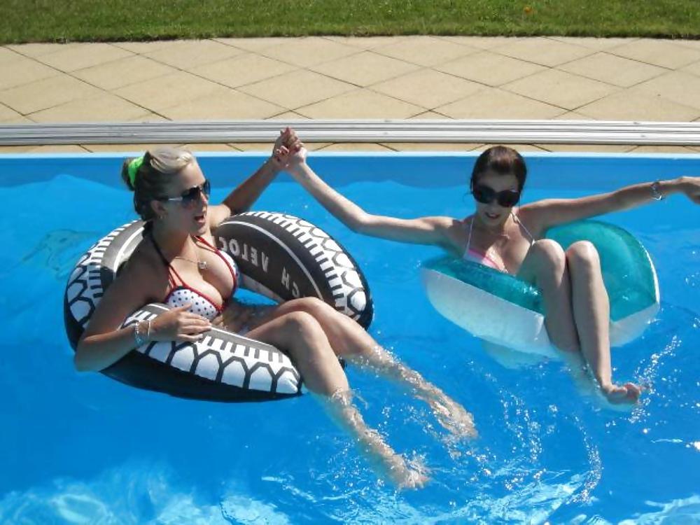 25P Heiße Teenager schwimmen und posieren