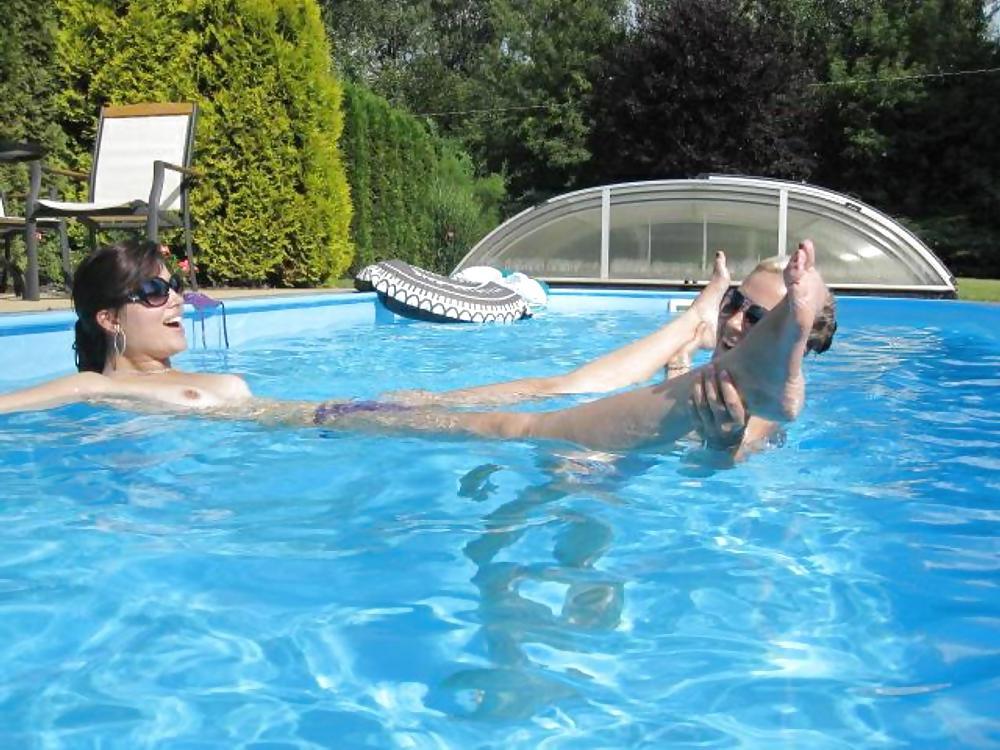 25P Heiße Teenager schwimmen und posieren