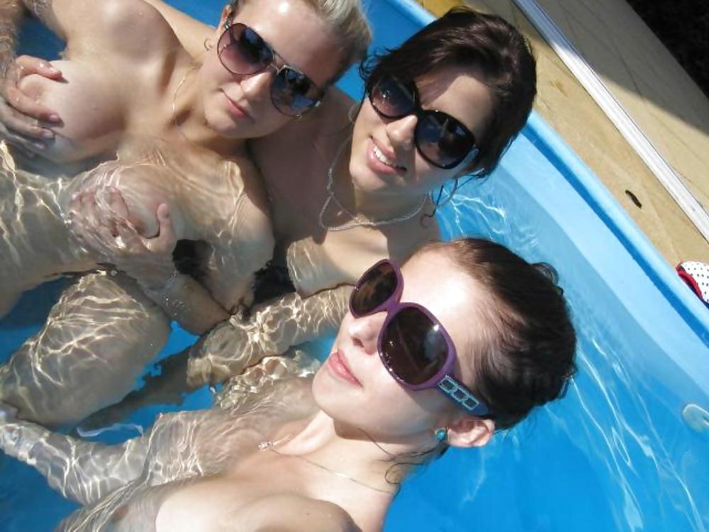 25P Heiße Teenager schwimmen und posieren