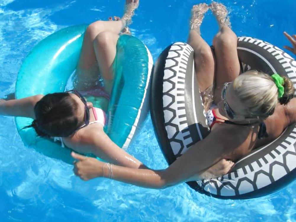 25P Heiße Teenager schwimmen und posieren