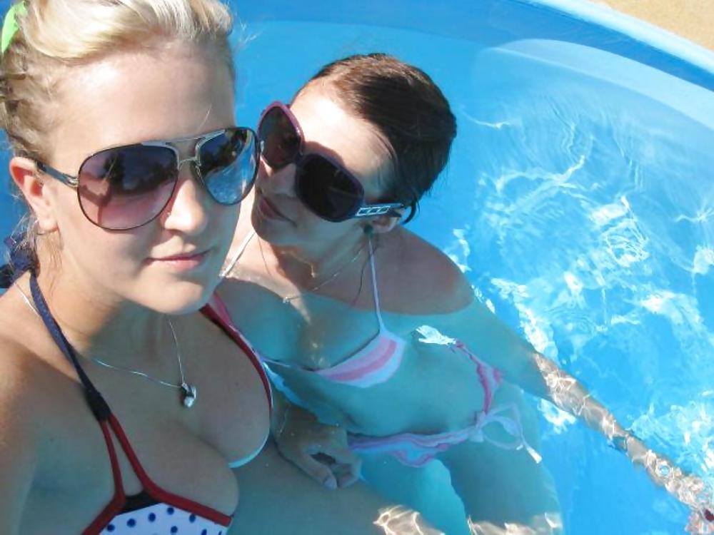 25P Heiße Teenager schwimmen und posieren