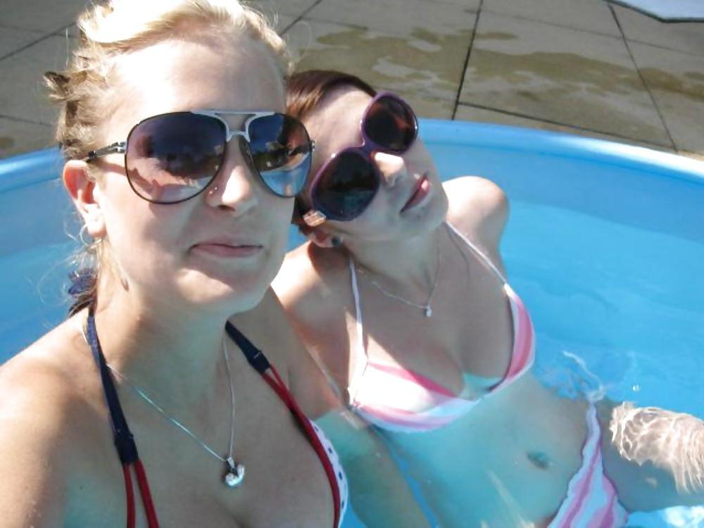 25P Heiße Teenager schwimmen und posieren